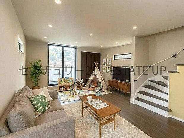 【リビング】大きな窓から明るい陽光が差し込み、ご家族皆様でゆったりとお過ごしいただけるリビングダイニングです。※ホームステージングしているイメージ図です。