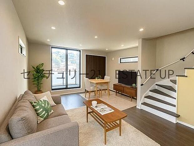 【リビング】大きな窓から明るい陽光が差し込み、ご家族皆様でゆったりとお過ごしいただけるリビングダイニングです。※ホームステージングしているイメージ図です。