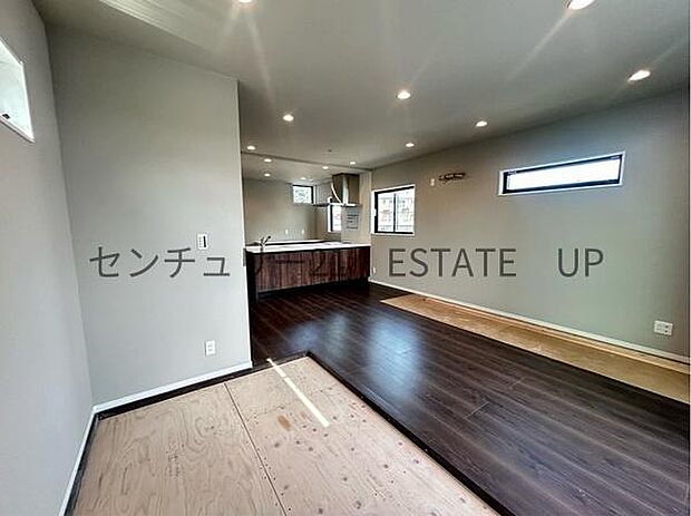 【リビング】心地いい光が差し込みます。過ごしやすいリビングで家族が快適な日々が送れます。