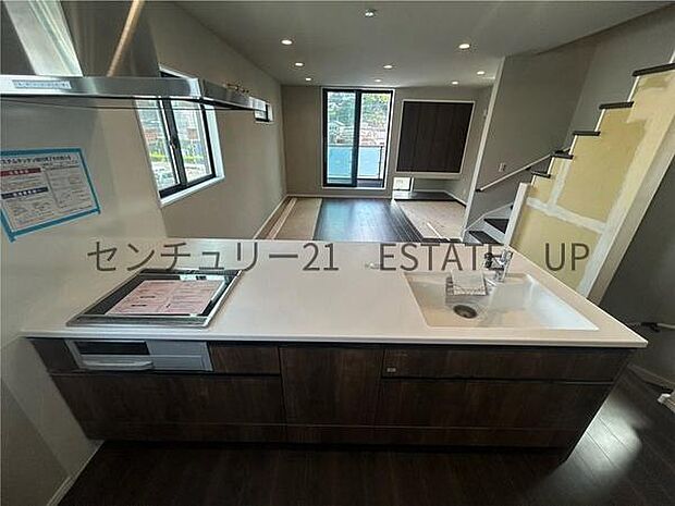 【キッチン】LDにいるご家族と会話をしながら料理ができる対面式キッチン。動線が短く作業効率の良いL字型です。上下に豊富な収納スペースがあるのでキッチンがすっきり片付きます。