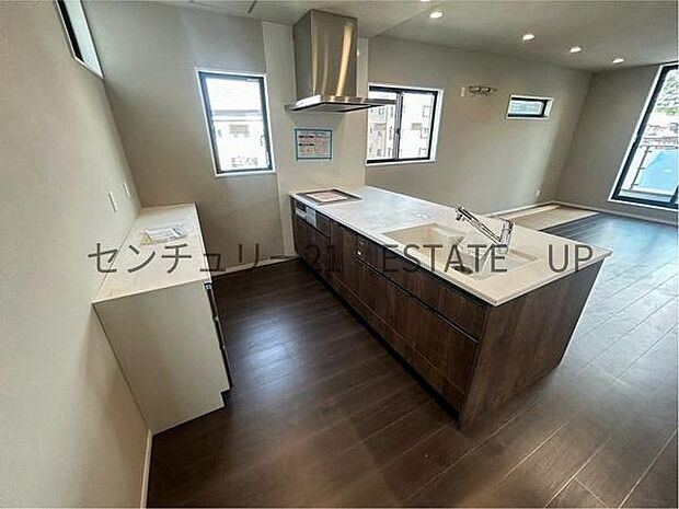 【キッチン】作業中も、リビングで過ごすご家族とコミュニケーションを楽しめます。フルフラットのカウンターはスペースが広く、お料理の配膳や片付けの際、お皿の受け渡しがスムーズに行えます。