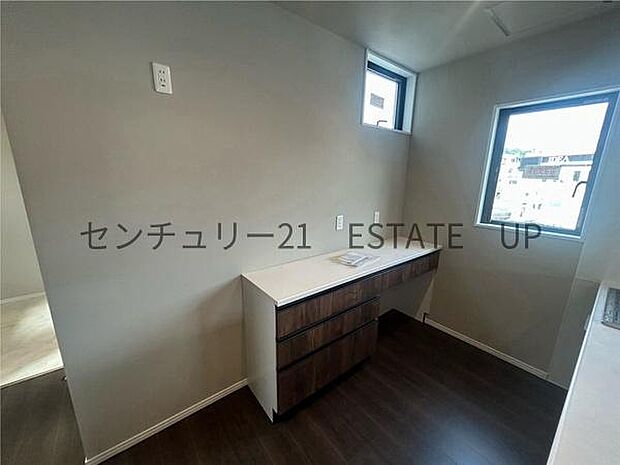 【キッチン】背面にカップボードが備わっており、家電置き場としてもご利用いただけます。作業スペースにもなるため、ご家族やご友人と料理をする際などに重宝しそうです。