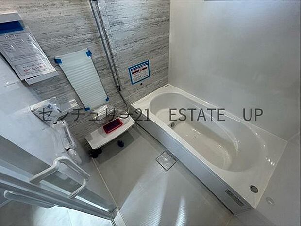 【浴室】足を伸ばして入れる1坪タイプのバスルーム。日頃の疲れを癒してくれます。