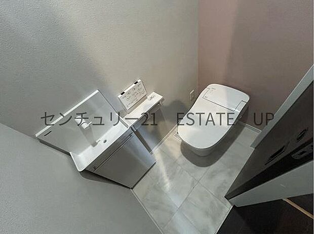 【トイレ】温水洗浄便座付きのトイレです。