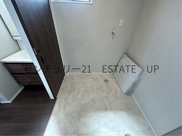 【洗面台・洗面所】窓が換気、採光面でも活躍してくれますね。洗面台は嬉しいシャンプードレッサー。