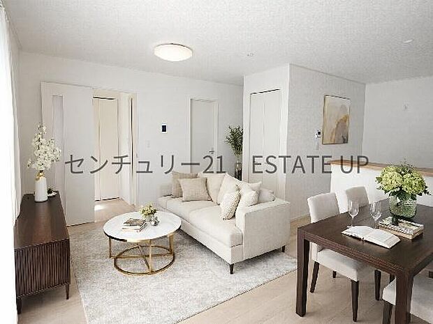 【リビング】広々としたリビング空間で、家族団らんや来客時にもゆったり過ごせる心地よい空間。※ホームステージングしているイメージ図です。