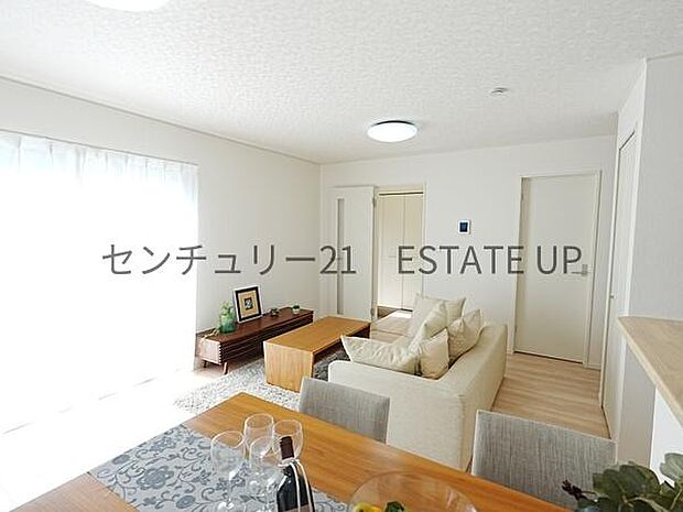 【リビング】心地いい光が差し込みます。過ごしやすいリビングで家族が快適な日々が送れます。