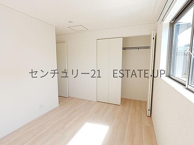 【洋室】窓がついていることで日中も明るくお部屋で過ごせます。
