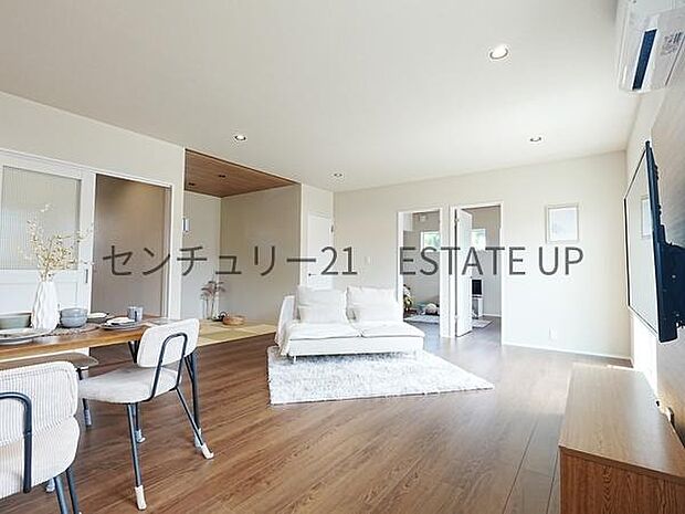 【リビング】リビングに畳の部屋があり来客室やキッズのスペース多様にご使用いただけます。