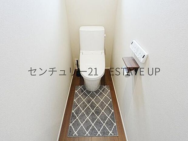 【トイレ】温水洗浄便座付きのトイレです。