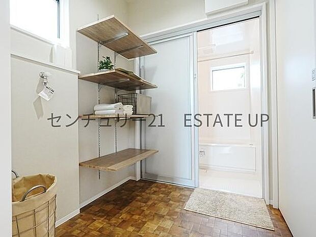 【洗面台・洗面所】洗面所横の収納スペースがあり衣類物がすっきり収納できます♪