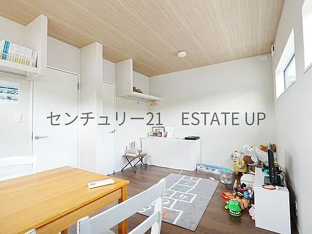 【洋室】洋室A。二つの入り口で広々とした洋室です。仕切って分けてお使いもできます♪