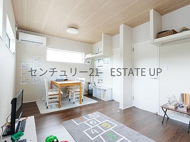【洋室】洋室B。二つの入り口で広々とした洋室です。仕切って分けてお使いもできます♪