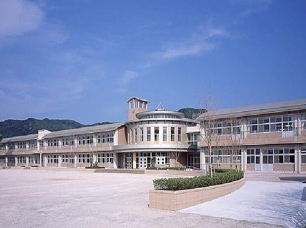 霧島市立日当山小学校まで1258m、日当山小学校は、天降川や霧島の山々を身近に感じられる自然豊かな環境にあり、子どもたちがのびのびと学び成長できます。