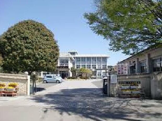 霧島市立日当山中学校まで1312m、日当山中学校では、「確かな学力と豊かな感性をもつ、個性きらめく生徒の育成」を大切にしています。