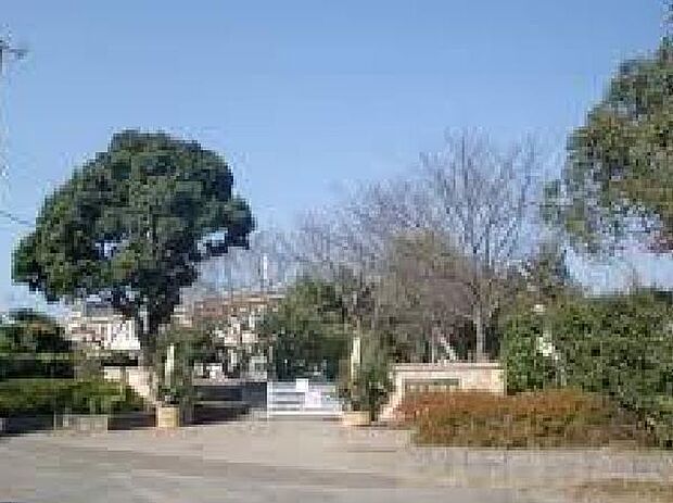 いちき串木野市立市来中学校まで679m、市来中学校では、校訓「好学愛知・不撓不屈・切磋琢磨」のもと高め合う心を育んでいます。