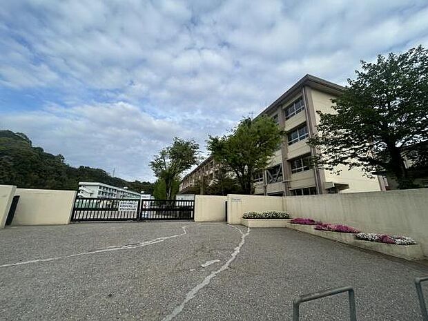鹿児島市立坂元中学校まで1899m、坂元中学校は、校訓「自主・友愛・練磨・勤労」を大切にしています。