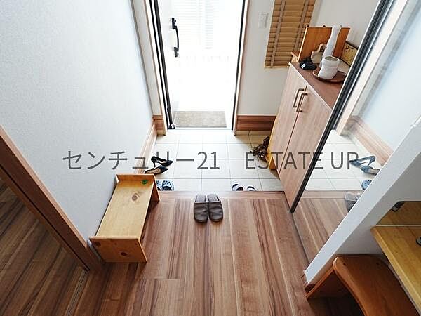 【玄関】横にシューズボックスもございますので散らかりやすいお靴もスッキリ片付きます。