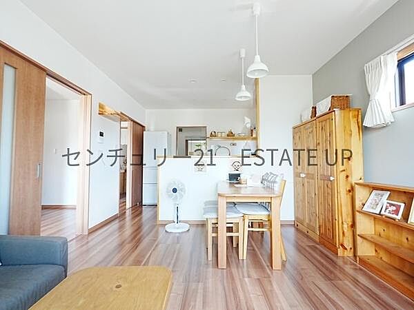 【リビング】リビング空間にキッチンがあり、みんなで食事を楽しめる空間です。