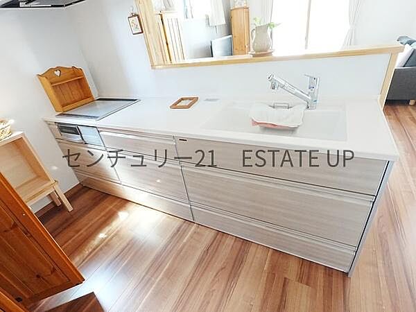 【キッチン】リビングで過ごすご家族を見守りながら作業ができます。