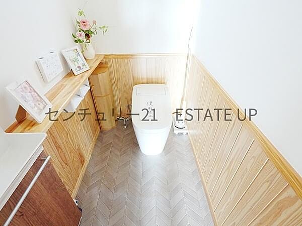 【トイレ】温水洗浄便座付きのトイレです。