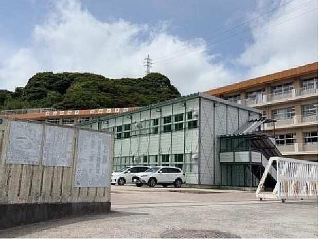 鹿児島市立向陽小学校まで1363m、鹿児島市立向陽小学校（校訓：かしこく・やさしく・たくましく）が近くにあり、心身ともに健やかな成長を育む教育環境。