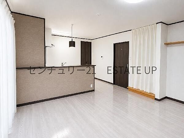 【リビング】広々としたリビング空間で、家族団らんや来客時にもゆったり過ごせる心地よい空間です。※美加工してます。