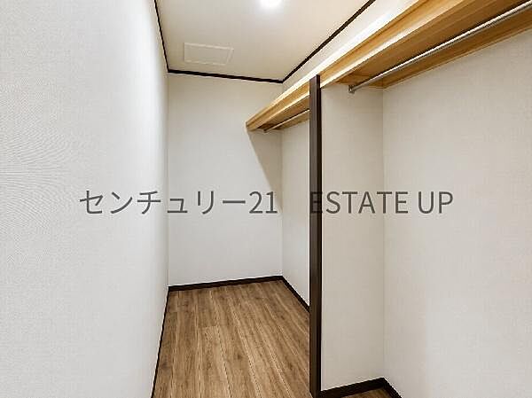 【収納】洋室にあるファミリー収納。洋服の多いご家族も趣味の道具もすっきり収納できます♪