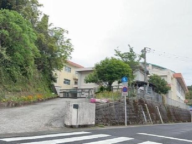 鹿児島市立大明丘小学校まで520m、大明丘小学校では、校訓「心豊かで つよく かしこい子ども」を大切にしています。
