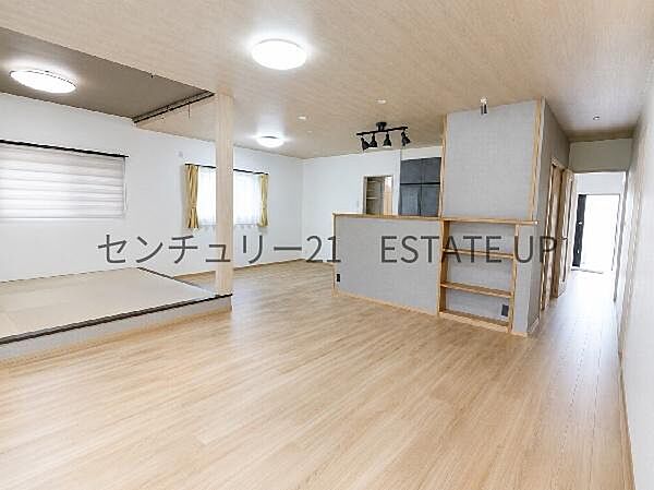 【リビング】リビング空間にキッチンがあり、みんなで食事を楽しめる空間です。※美加工してます。