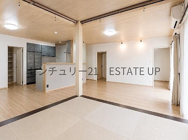 【リビング】広々としたリビング空間で、家族団らんや来客時にもゆったり過ごせる心地よい空間。※美加工してます。