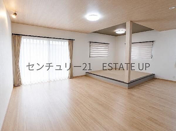 【リビング】心地いい光が差し込みます。過ごしやすいリビングで家族が快適な日々が送れます。※美加工してます。