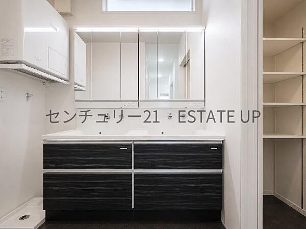 【洗面台・洗面所】広い独立洗面台が特徴♪※美加工してます。