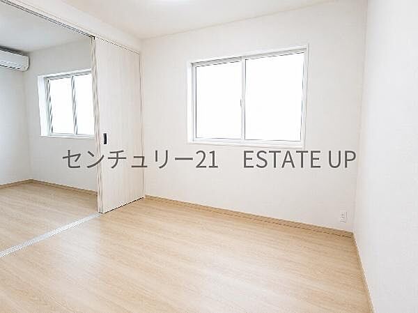 【洋室】洋室A。二つの入り口で広々とした洋室です。仕切って分けてお使いもできます♪※美加工してます。