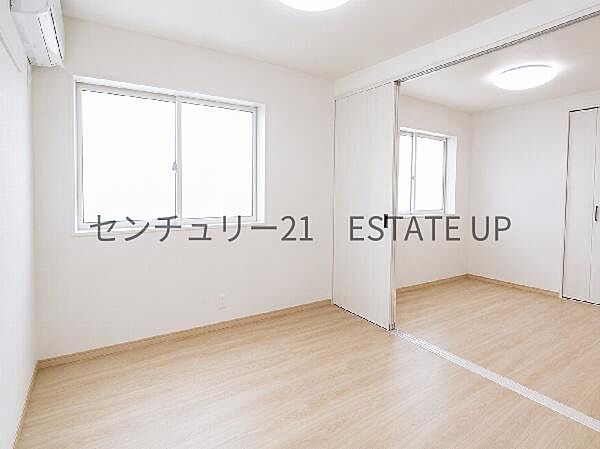 【洋室】洋室B。二つの入り口で広々とした洋室です。仕切って分けてお使いもできます♪※美加工してます。
