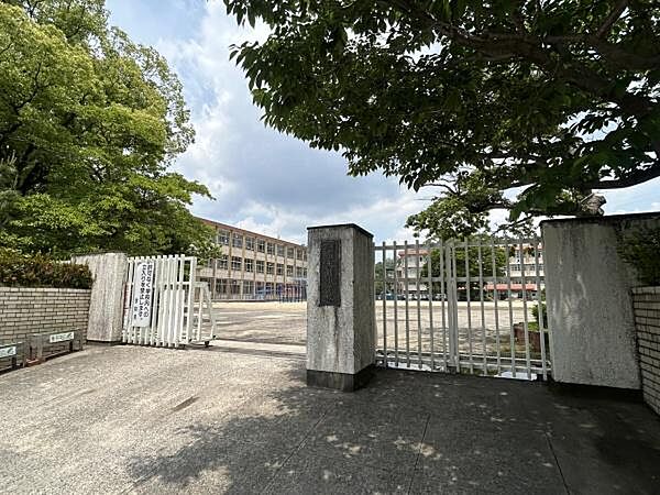 鹿児島市立大龍小学校まで2675m、大龍小学校の校訓は 「敬天愛人・奮励努力」。「礼儀正しく、心やさしく、しっかり学び、たくましく」を大切にしています。