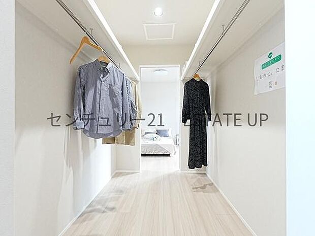 【収納】洋室にあるファミリー収納。洋服の多いご家族も趣味の道具もすっきり収納できます♪