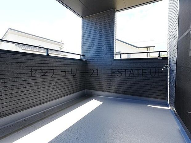 【バルコニー】広々としたバルコニーで夏はBBQもでき、多様にお使いできます。