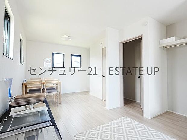 【洋室】二つの入り口で広々とした洋室です。仕切って分けてお使いもできます♪