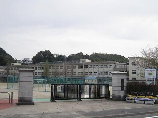 鹿児島市立松元中学校まで4317m、松元中学校では、校訓「向学・進取・希望」のもと夢や希望を持って未来へ進む心を育んでいます。