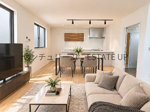 【リビング】リビング空間にキッチンがあり、みんなで食事を楽しめる空間。※ホームステージングしているイメージ図です。