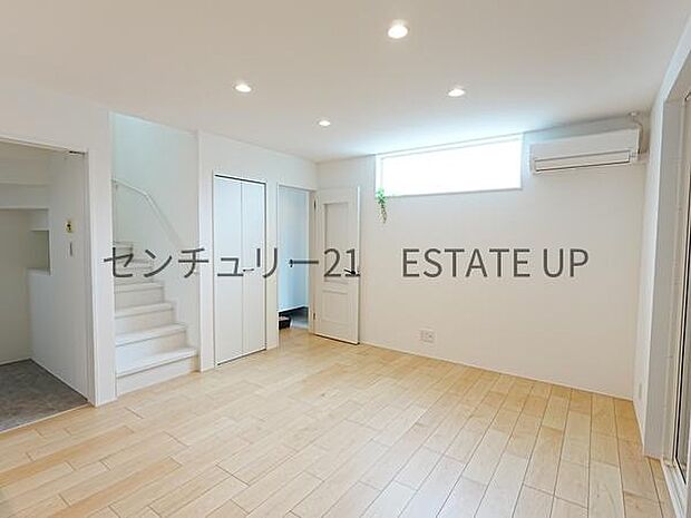 【リビング】心地いい光が差し込みます。過ごしやすいリビングで家族が快適な日々が送れます。