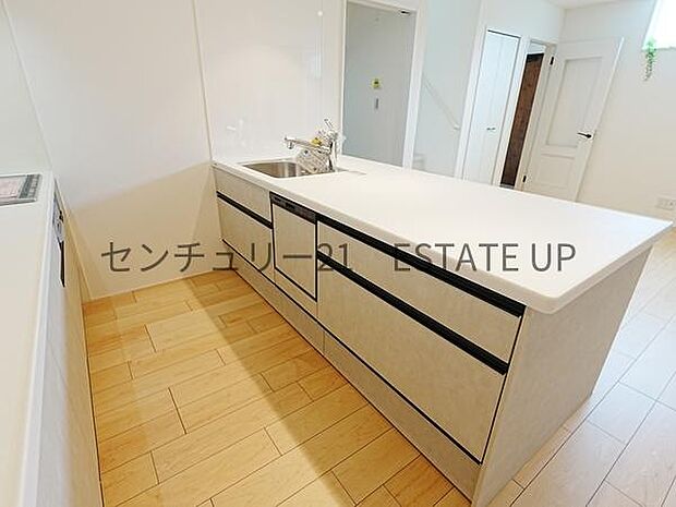 【キッチン】リビングで過ごすご家族を見守りながら作業ができます。