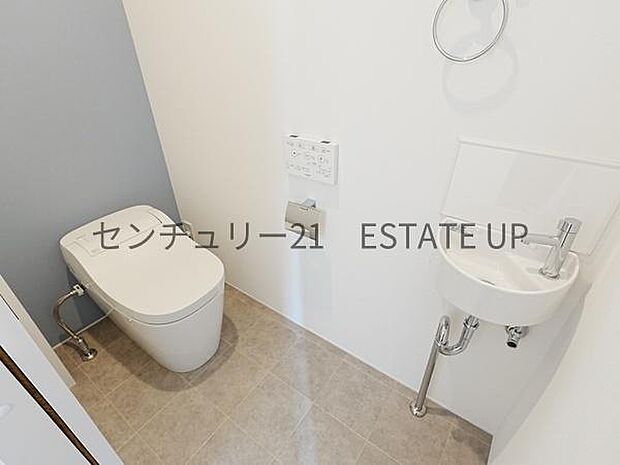 【トイレ】トイレ内に手洗いスペースを完備で鏡も置いてオシャレに。