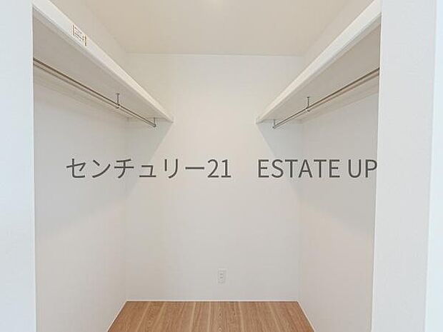 【収納】洋室にあるファミリー収納。洋服の多いご家族も趣味の道具もすっきり収納できます♪