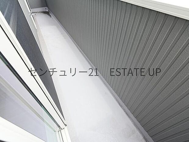 【バルコニー】バルコニーもあるので洗濯物もよく乾きそうです。
