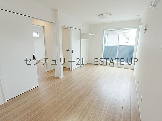 【洋室】二つの入り口で広々とした洋室です。仕切って分けてお使いもできます♪
