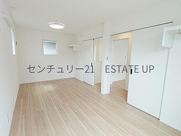 【洋室】二つの入り口で広々とした洋室です。仕切って分けてお使いもできます♪
