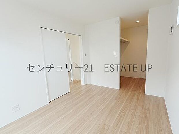 【洋室】奥に収納スペースもあるので広くご活用できます。