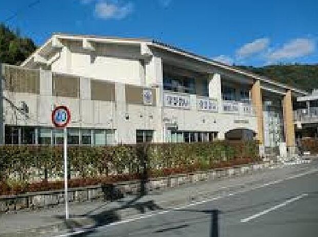 鹿児島市立本名小学校まで2177m、本名小学校区は「学び合い・喜び合い・はげまし合い」を校訓に掲げ、一人ひとりを大切にする教育環境。